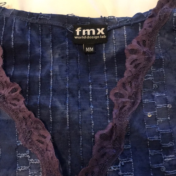 V neck top with sequins - Picture 2 of 6